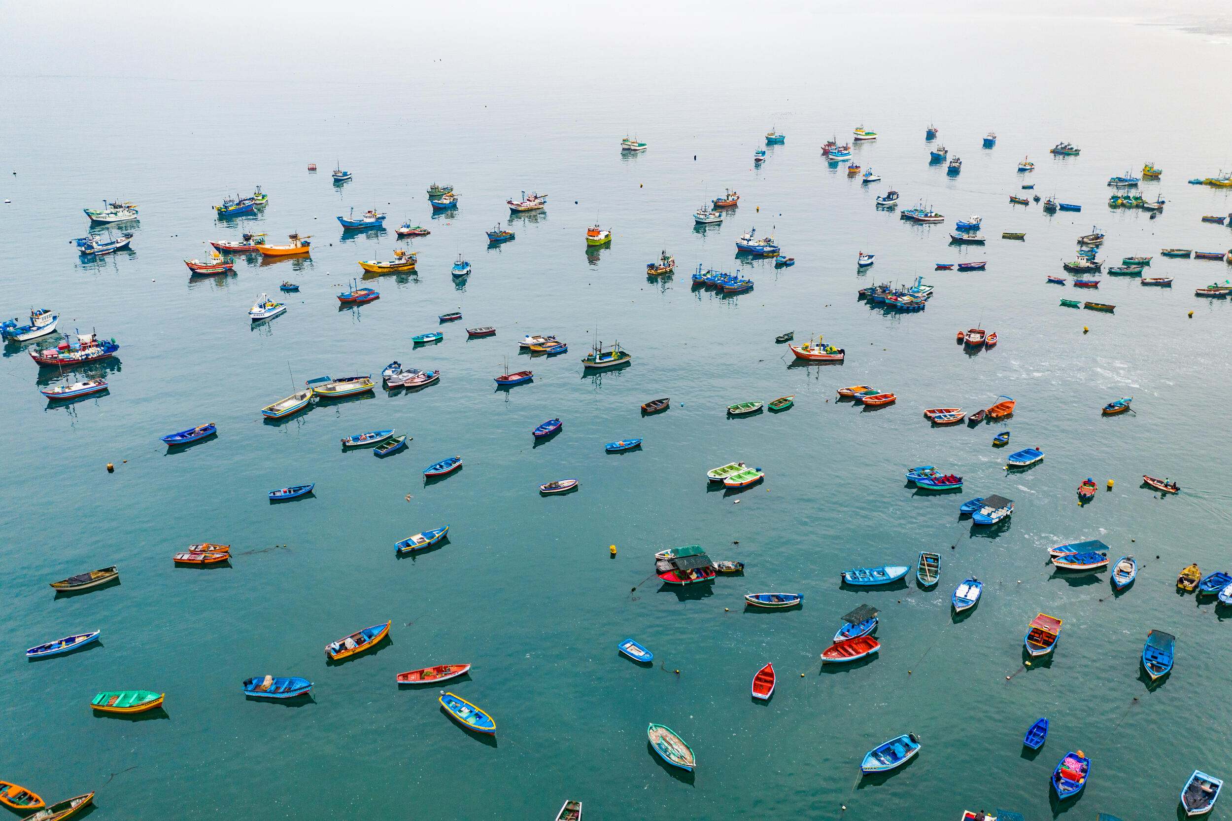  Barcos de pesca coloridos em um porto de Ancón, Peru.