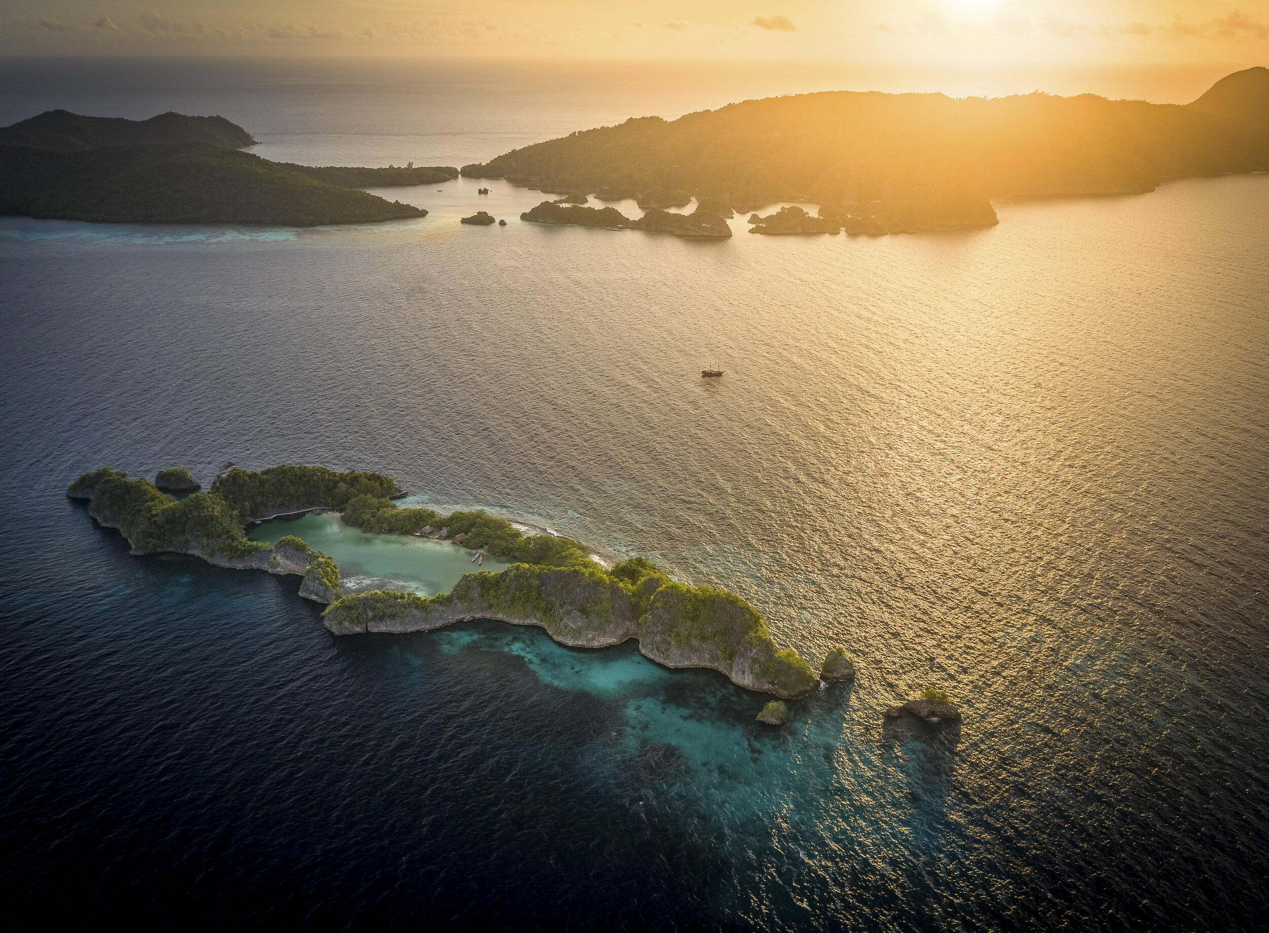  Um recife em Raja Ampat durante o pôr do sol.