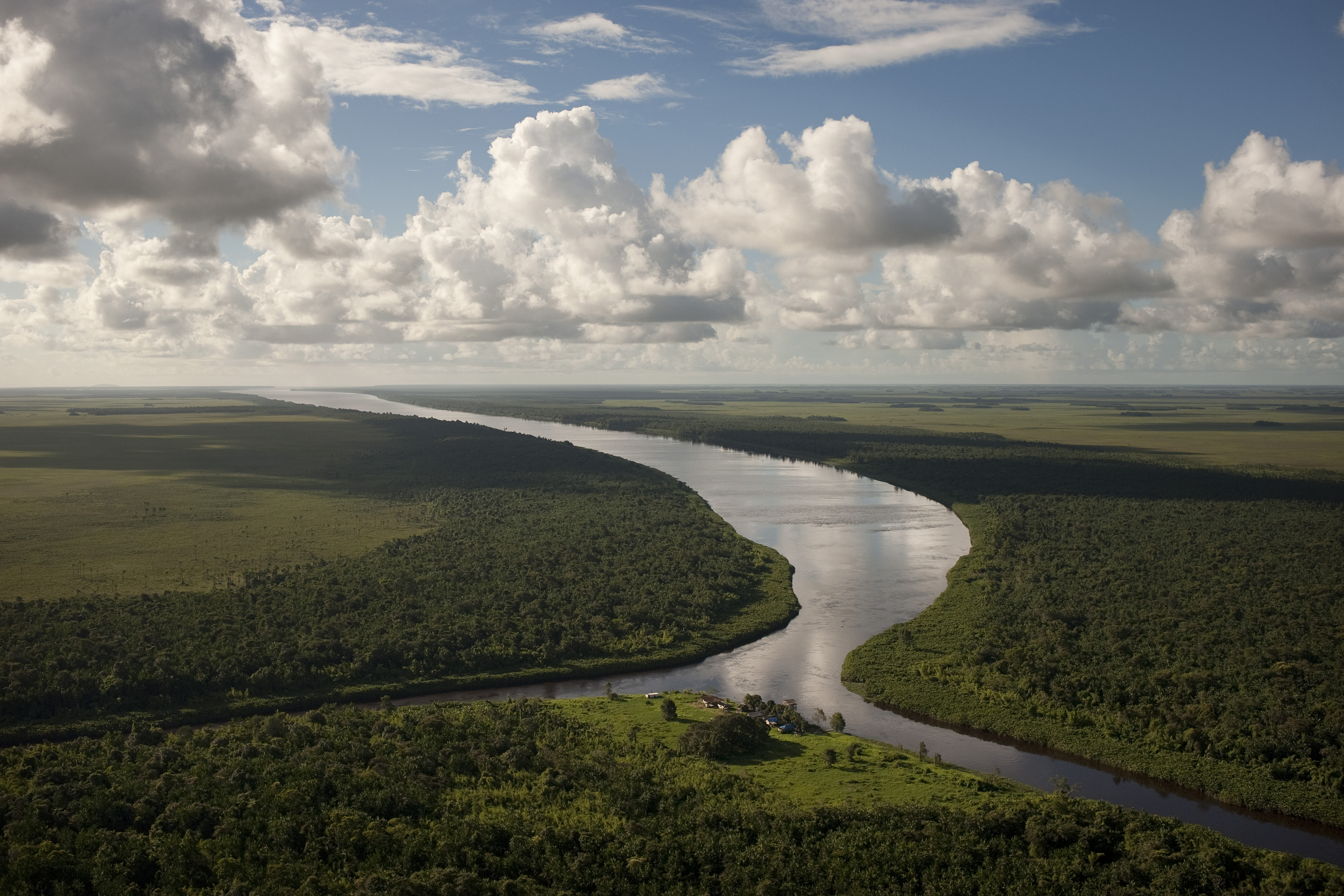 Vista aérea de rios na Amazônia e aldeia indígena.