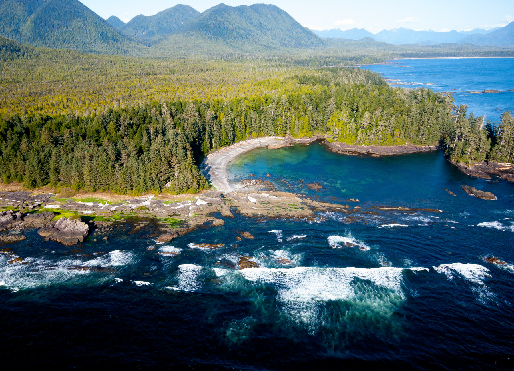 Vista aérea da região de Clayoquot Sound, no Canadá.