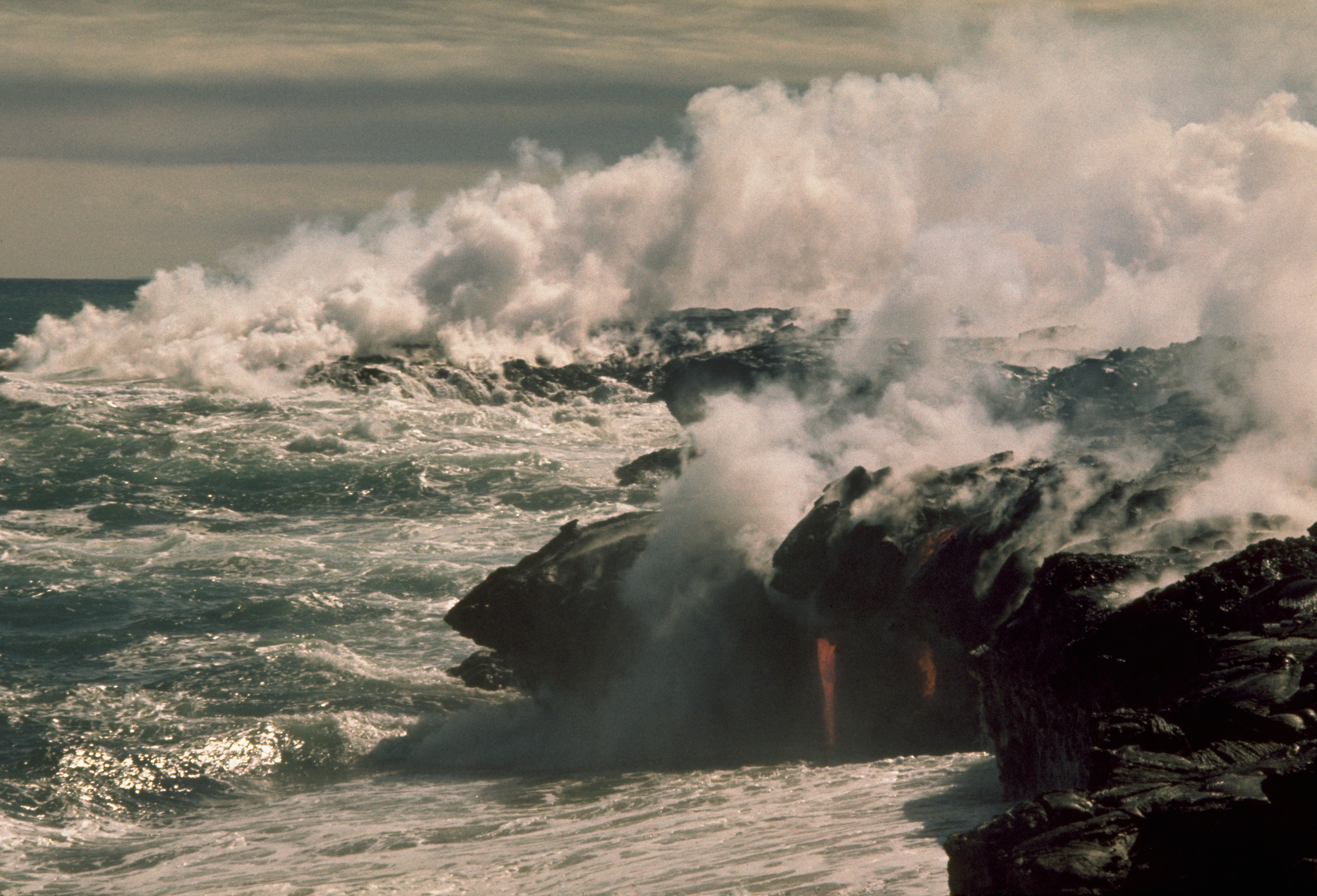 Lava derretida flui até o mar criando nuvens de vapor no Parque Nacional dos Vulcões do Havaí