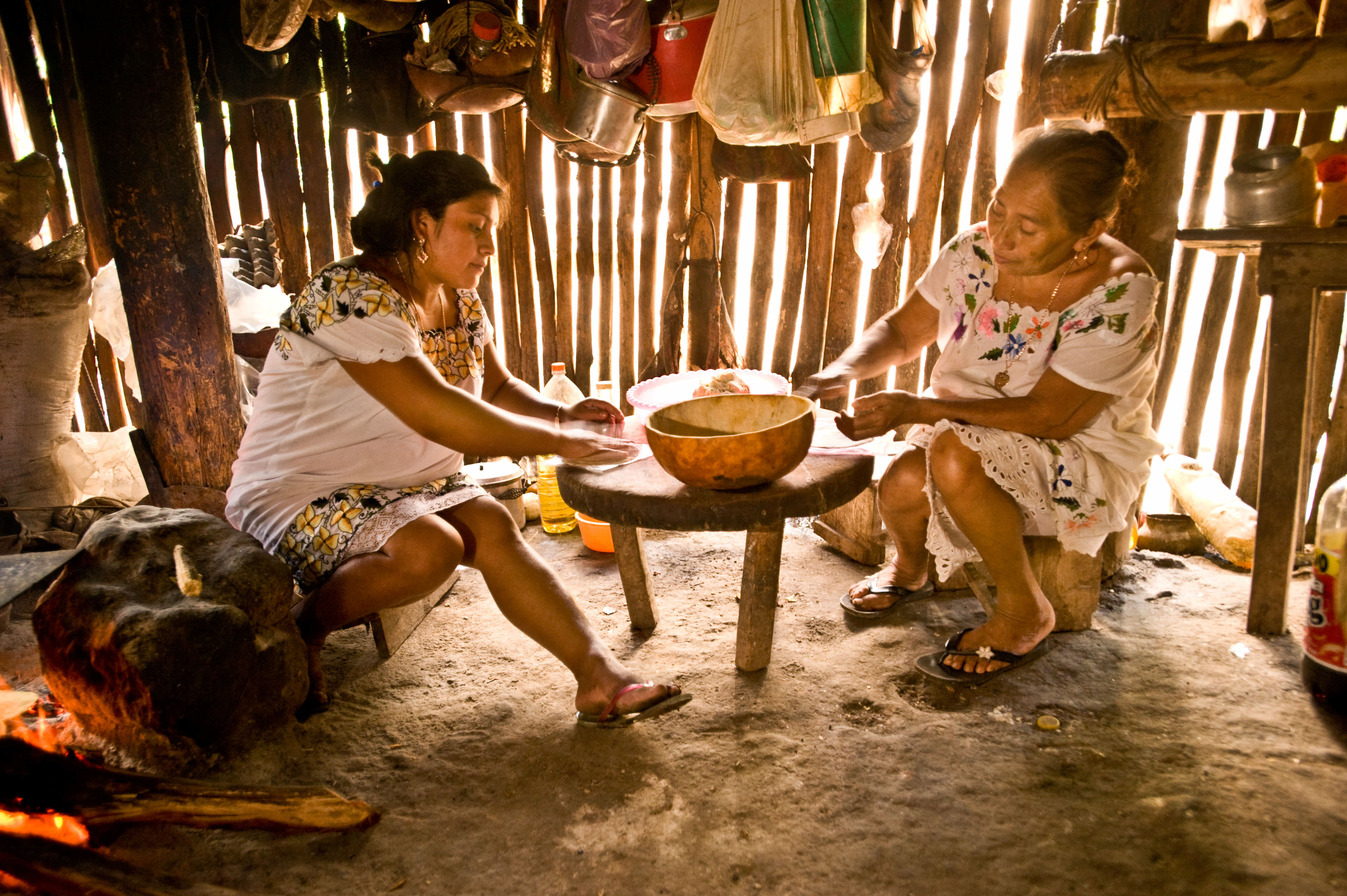 Em uma cozinha comunitária no Ejido Veinte de Noviembre na exuberante Floresta Maia da Península de Yucatan, no México.